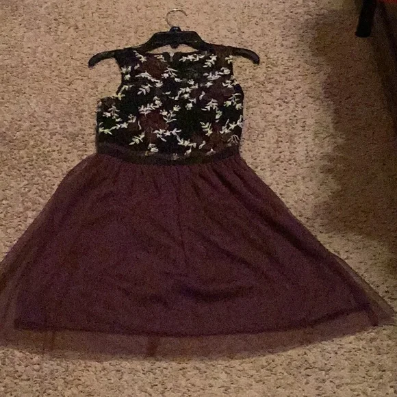 Maroon party dress in net - Picture 4 of 6